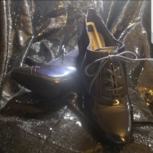 ANNE KLEIN Navy Blue patent and suede lace-up oxford.Size 11